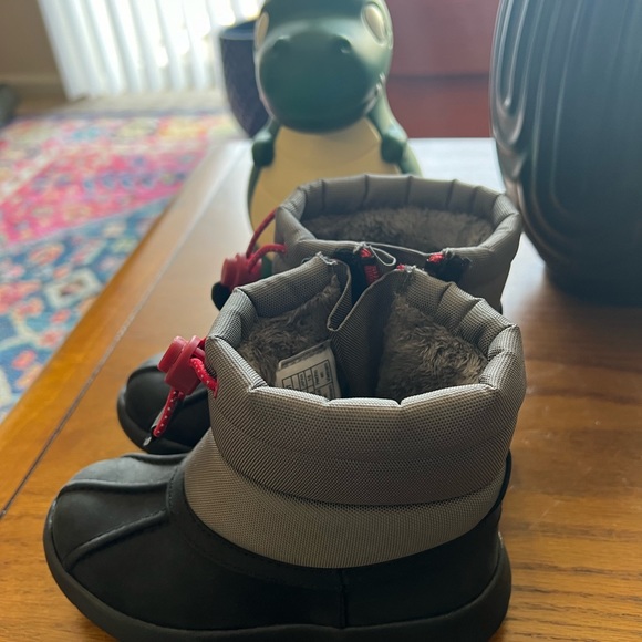 Toddler Unisex UGG Waterproof Winter Boots - Picture 9 of 9